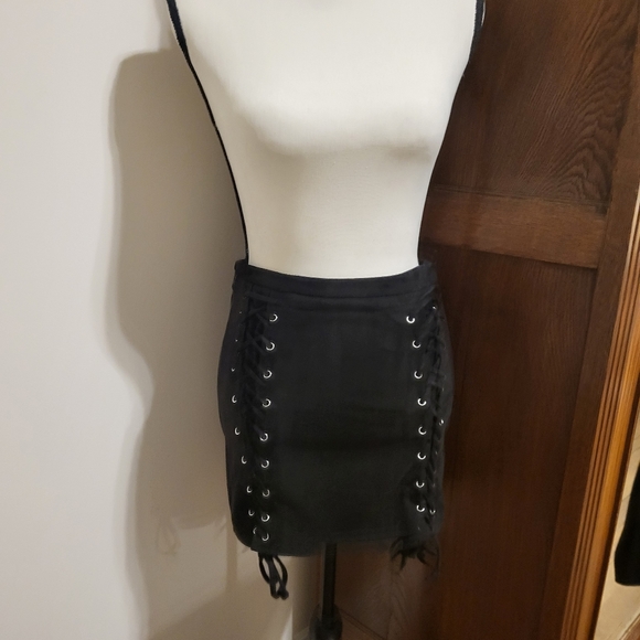 Pretty Soft L.I.A Black Faux Suede Midwaisted Lace-Up Mini Skirt Like New! - Picture 7 of 7